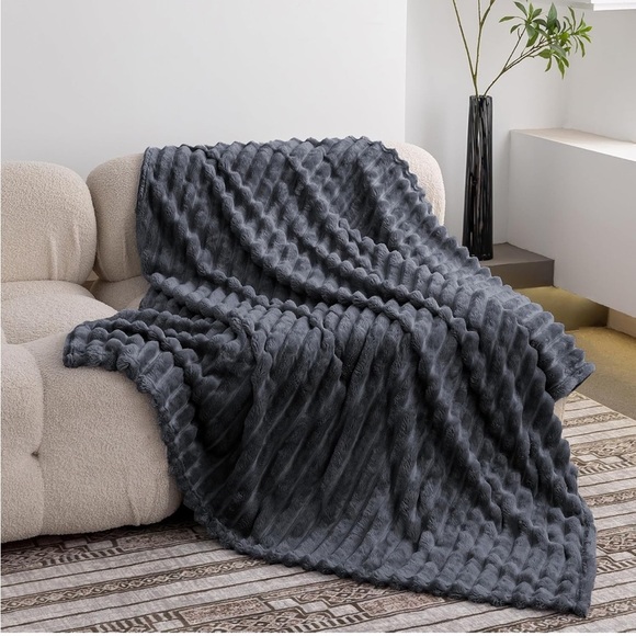 Super Soft Throw Blanket for Couch 3D Striped Jacquard Design Lightweight 50x60” - Picture 2 of 6